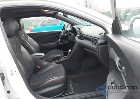 2021 Hyundai Veloster 2.0 Premium z USA, uszkodzony, nr VIN KMHTG6AF0MU032200